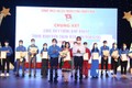 Ban tổ chức trao giải cho các tác giả đoạt giải. Ảnh: Nguyễn Nam-TTXVN

