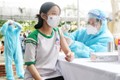 Nhân viên y tế tiêm vaccine ngừa COVID-19 cho học sinh tại huyện Củ Chi (TP Hồ Chí Minh). Ảnh: Thu Hương - TTXVN