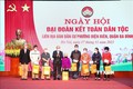 Chủ tịch nước Nguyễn Xuân Phúc trao tặng quà cho 8 hộ gia đình có hoàn cảnh khó khăn tại phường Điện Biên, quận Ba Đình. Ảnh: Phạm Kiên - TTXVN
