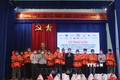 Đại diện Hội Chữ thập đỏ tỉnh Khánh Hòa  trao áo phao cứu sinh đa năng cho ngư dân huyện Vạn Ninh, tỉnh Khánh Hòa. Ảnh: Phan Sáu - TTXVN
