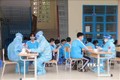 Học sinh được khám sàng lọc trước khi tiêm vaccine phòng COVID-19 tại điểm tiêm Trường THCS Lý Tự Trọng, thành phố Trà Vinh. Ảnh: Thanh Hòa - TTXVN
