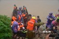 Lực lượng Cảnh sát Phòng cháy chữa cháy và cứu nạn cứu hộ - Công an tỉnh Gia Lai cứu hộ 14 hộ dân đến nơi an toàn. Ảnh: Quang Thái- TTXVN
