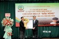 Lãnh đạo Cục Sở hữu trí tuệ (Bộ Khoa học và Công nghệ) trao Quyết định Chỉ dẫn địa lý "Đắk Nông" cho sản phẩm hồ tiêu của tỉnh Đắk Nông. Ảnh: Hưng Thịnh – TTXVN
