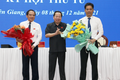 Ông Mai Văn Huỳnh - Chủ tịch HĐND tỉnh tặng hoa cho ông Lê Quốc Anh (bên phải) và ông Nguyễn Đức Chính. Ảnh : vov.vn
