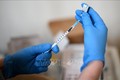 Nhân viên y tế tiêm vaccine ngừa COVID-19 của hãng Pfizer/BioNTech tại London, Anh. Ảnh: AFP/TTXVN