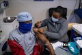 Nhân viên y tế tiêm vaccine phòng COVID-19 cho người dân tại Johannesburg, Nam Phi, ngày 8/12/2021. Ảnh: AFP/ TTXVN
