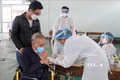 Nhân viên y tế tiêm vaccine phòng COVID-19 cho người cao tuổi, người có bệnh lý nền tại các quận, huyện trên địa bàn. Ảnh: Trần Lê Lâm - TTXVN
