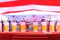 Phó Thủ tướng Phạm Bình Minh va các đại biểu nhấn nút khởi công dự án kết nối giao thông các tỉnh miền núi phía Bắc. Ảnh: Nguyễn Oanh-TTXVN.
