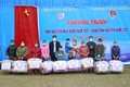 Đại diện lãnh đạo huyện Lạc Sơn và đại diện Tỉnh đoàn Hòa Bình trao quà cho các gia đình có hoàn cảnh khó khăn. Ảnh: Trọng Đạt - TTXVN
