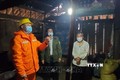Công nhân Điện lực Mai Sơn, tỉnh Sơn La hướng dẫn người dân xã Chiềng Kheo sử dụng điện an toàn. Ảnh: TTXVN phát
