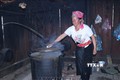 Thu nhập của gia đình bà Sình Thị Cài, dân tộc Mông, ở xã Sà Dề Phìn, huyện Sìn Hồ chủ yếu phụ thuộc từ nấu rượu. Ảnh: Việt Hoàng-TTXVN