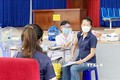 Tiêm vaccine mũi 3 (mũi nhắc) cho người dân đủ điều kiện tại Bệnh viện Đa khoa tỉnh Ninh Thuận. Ảnh: Công Thử - TTXVN
