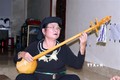 Bà Hà Thị Mỵ (giữa) cùng các thành viên Câu lạc bộ Văn nghệ dân tộc hát Then đàn tính do bà làm Chủ nhiệm tập các bài hát Then do chính bà sáng tác để chuẩn bị biểu diễn. Ảnh: Vũ Quang Đán
