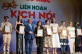 Trao huy chương Đồng cho các diễn viên tại Liên hoan. Ảnh: Thu Hương - TTXVN
