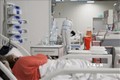 Bệnh nhân COVID-19 được điều trị tại bệnh viện ở Warsaw, Ba Lan ngày 13/1/2022. Ảnh: PAP/TTXVN