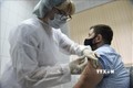 Nhân viên y tế tiêm vaccine phòng COVID-19 cho người dân tại Moskva, Nga. Ảnh: AFP/TTXVN

