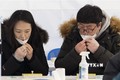 Người dân tự xét nghiệm nhanh COVID-19 tại Seoul, Hàn Quốc ngày 6/2/2022. Ảnh: THX/TTXVN
