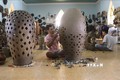 Sản xuất đèn gốm trang trí tại hợp tác xã gốm Chăm Bàu Trúc (thị trấn Phước Dân, huyện Ninh Phước, tỉnh Ninh Thuận). Ảnh: Nguyễn Thành – TTXVN
