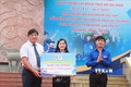 Đại diện Huyện đoàn Diên Khánh nhận tượng trưng công trình "Nhà nhân ái" do Đoàn thanh niên Trung tâm kinh doanh VNPT tỉnh Khánh Hòa trao tặng. Ảnh: Phan Sáu - TTXVN
