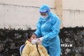 Y sỹ Nguyễn Thị Hạnh, Trạm y tế phường Đông Phong mỗi ngày test nhanh cho gần 100 người dân. Ảnh: Đinh Thùy-TTXVN
