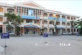 Trường THCS Nguyễn Trãi, thành phố Vĩnh Long, tỉnh Vĩnh Long phân luồng các hướng đi vào lớp cho học sinh. Ảnh: Lê Thúy Hằng - TTXVN