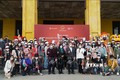 Các hành khách chụp ảnh lưu niệm với lãnh đạo tỉnh Quảng Ninh. Ảnh: TTXVN phát
