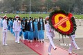 Các đại biểu đặt vòng hoa và vào Lăng viếng Chủ tịch Hồ Chí Minh. Ảnh: An Đăng - TTXVN
