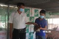 Nuôi chim trĩ đã giúp anh Anh Nguyễn Thanh Tân (phải, ở ấp 7, xã Hòa Bình) có thu nhập từ 15-20 triệu đồng/tháng. Ảnh: Hoàng Nhị - TTXVN

