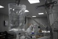Nhân viên y tế điều trị cho bệnh nhân COVID-19 tại bệnh viện ở Moskva, Nga. Ảnh: AFP/ TTXVN
