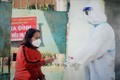 Nhân viên y tế hỗ trợ người nhiễm COVID-19 thể nhẹ tại thành phố Vĩnh Yên. Ảnh: TTXVN phát