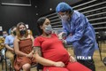 Nhân viên y tế tiêm vaccine ngừa COVID-19 cho người dân tại Medellin, Colombia. Ảnh: AFP/TTXVN
