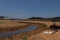 Lòng hồ Đankia, huyện Lạc Dương, Lâm Đồng ở phía thượng nguồn bị thu hẹp thành một dòng nước nhỏ trong mùa khô năm 2021. Ảnh: Nguyễn Dũng – TTXVN
