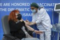 Tiêm mũi 4 vaccine phòng COVID-19 cho người dân tại thành phố Tel Aviv, Israel ngày 3/1/2022. Ảnh: AFP/TTXVN