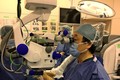 Một ca phẫu thuật mắt tại Kobe, Nhật Bản. Ảnh : asia.nikkei.com
