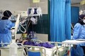 Nhân viên y tế điều trị cho bệnh nhân COVID-19 tại bệnh viện ở thành phố Ashkelon, Israel ngày 22/2/2022. Ảnh: AFP/TTXVN
