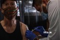 Nhân viên y tế tiêm vaccine phòng cúm mùa cho người dân tại Detroit, bang Michigan, Mỹ ngày 10/11/2020. Ảnh: AFP/TTXVN
