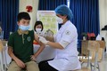Tiêm vaccine phòng COVID-19 cho học sinh Trường TH và THCS Hoàng Hoa Thám, thành phố Bắc Ninh. Ảnh: Đinh Văn Nhiều-TTXVN
