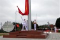 Nghi lễ thượng cờ tại Khu di tích lịch sử Quốc gia đặc biệt Tượng đài Bác Hồ. Ảnh: TTXVN phát