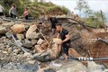 Người dân xã Ngũ Chỉ Sơn khắc phục sau mưa lũ. Ảnh: Quốc Khánh - TTXVN
