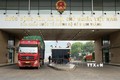 Hoạt động xuất nhập khẩu tại Cửa khẩu quốc tế đường bộ số II Kim Thành sáng 26/4. Ảnh: Quốc Khánh - TTXVN
