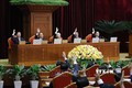 Biểu quyết thông qua Nghị quyết Hội nghị lần thứ năm Ban Chấp hành Trung ương Đảng. Ảnh: Phương Hoa - TTXVN
