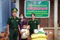 Hội phụ nữ Bộ đội Biên phòng tỉnh Sóc Trăng tặng quà cho cháu Huỳnh Bảo Lâm. Ảnh: TTXVN phát
