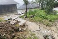Sân nhà của 3 hộ dân tại xã Sa Pa bị nứt gẫy do mưa lớn kéo dài. Ảnh: TTXVN phát
