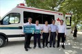 Đại diện BIDV trao tặng xe cứu thương cho Trung tâm Y tế huyện Ninh Hải. Ảnh: TTXVN phát

