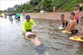 Dạy bơi cho trẻ em ở Phong Nha – Kẻ Bàng (Bố Trạch, Quảng Bình). Ảnh: Đức Thọ - TTXVN