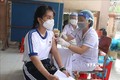 Tiêm vaccine cho học sinh Trường Trung học cơ sở Lê Quý Đôn, thành phố Vĩnh Long. Ảnh: Lê Thúy Hằng - TTXVN
