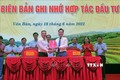 Đại diện UBND huyện Văn Bàn trao văn bản ký kết ghi nhớ về hợp tác đầu tư với Công ty cổ phần Tập đoàn THAIBINH SEED. Ảnh: Hương Thu - TTXVN
