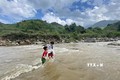 Do thiếu sân chơi dịp hè, nhiều trẻ em ở xã Khun Há, huyện Tam Đường ra suối chơi, tiềm ẩn nguy cơ mất an toàn. Ảnh: Đinh Thùy-TTXVN