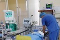Các bác sĩ khoa Hồi sức tích cực Bệnh viện Đa khoa Lâm Đồng điều trị cho bệnh nhân thứ ba. Ảnh: TTXVN phát