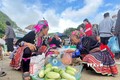 Bà con dân tộc Mông ở xã Tả Lèng (huyện Tam Đường) mang nông sản xuống bày bán tại chợ phiên San Thàng, thành phố Lai Châu. Ảnh: Đinh Thùy-TTXVN